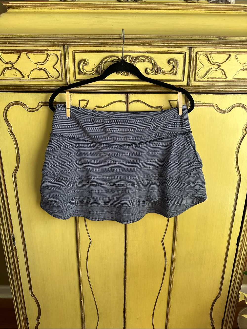 Athleta Navy Tiered Skort with Subtle White Stripe Size L